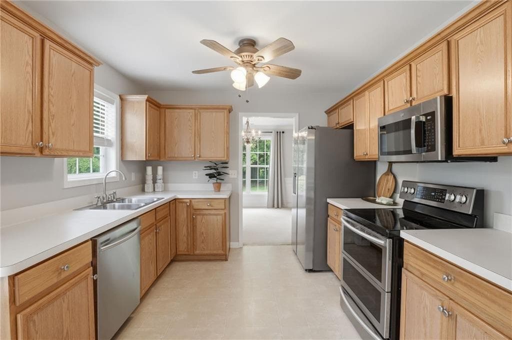 3 bedroom, 2 bathroom, 1,656 sq ft single family residence for sale at 8790 Baycreek Lane, Gainesville, GA 30506 — photo 2