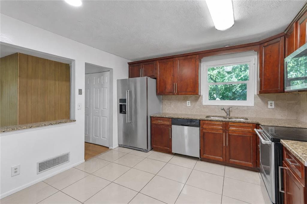 5 bedroom, 3 bathroom, 1,592 sq ft single family residence for sale at 1563 Greenwood Drive, Norcross, GA 30093 — photo 3