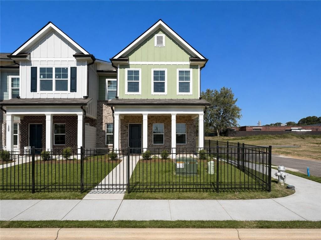 3 bedroom, 3 bathroom, 2,002 sq ft townhouse for sale at 3261 Lake Carlton Road 24, Loganville, GA 30052