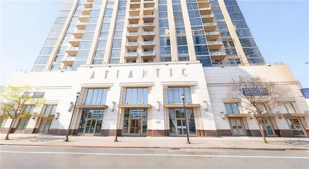 3 bedroom, 3 bathroom, 2,091 sq ft condominium for sale at 270 17th Street 3804, Atlanta, GA 30363 — photo 2