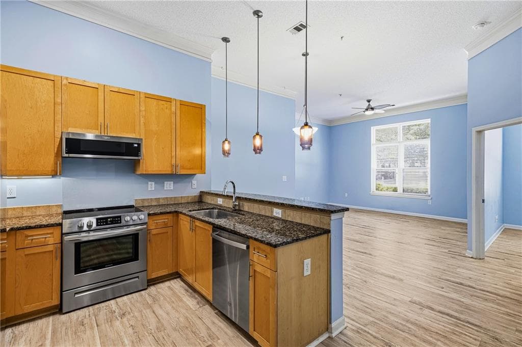 3 bedroom, 2 bathroom, 1,450 sq ft condominium for sale at 401 16th Street 1183, Atlanta, GA 30363 — photo 2