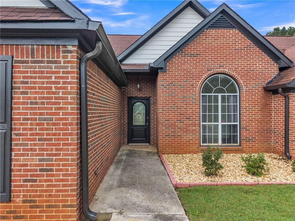4 bedroom, 2 bathroom, 2,044 sq ft single family residence under contract at 1808 Francon Court, Conyers, GA 30094 — photo 10