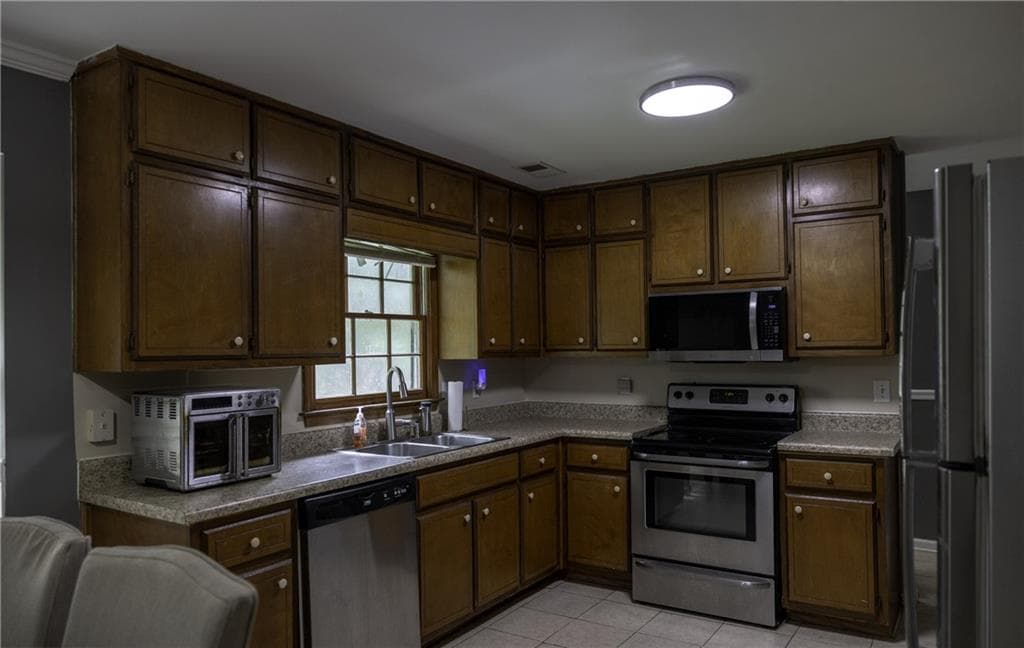 3 bedroom, 2 bathroom, 1,382 sq ft single family residence for sale at 4311 SE Derbyshire Trace, Conyers, GA 30094 — photo 8