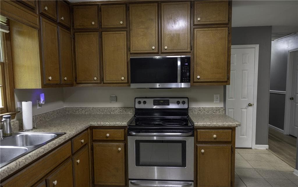 3 bedroom, 2 bathroom, 1,382 sq ft single family residence for sale at 4311 SE Derbyshire Trace, Conyers, GA 30094 — photo 9