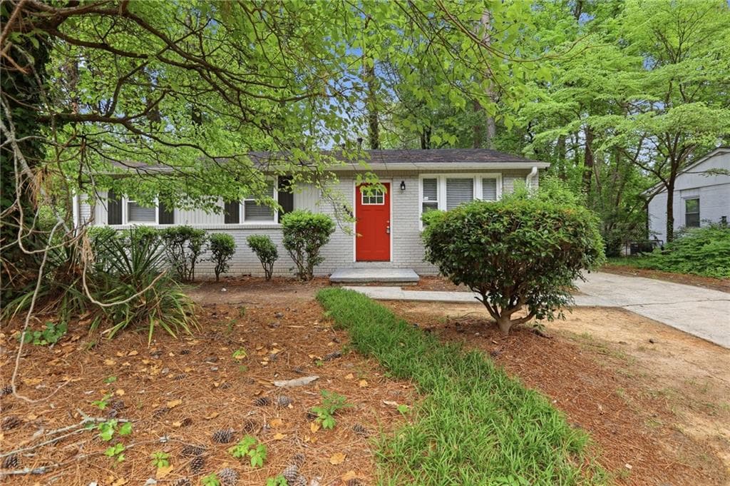 3 bedroom, 1 bathroom, 1,000 sq ft single family residence for sale at 815 Bonneville Terrace, Atlanta, GA 30331 — photo 1 of 28