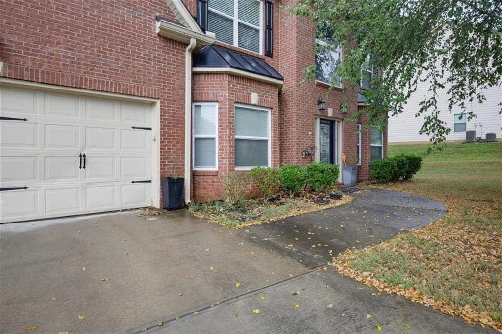 4 bedroom, 3 bathroom, 2,951 sq ft single family residence for sale at 4071 Lucas Lane, Ellenwood, GA 30294 — photo 2