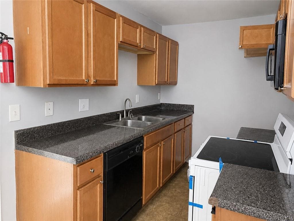 1 bedroom, 2 bathroom, 972 sq ft townhouse for sale at 1660 Stanton Rd 3E, Atlanta, GA 30311 — photo 4