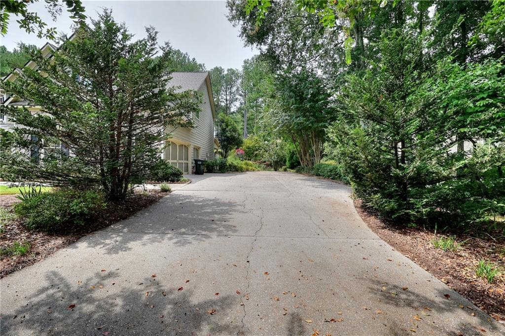 5 bedroom, 3 bathroom, 2,848 sq ft single family residence under contract at 1718 Lakeland Lane, Monroe, GA 30656 — photo 7