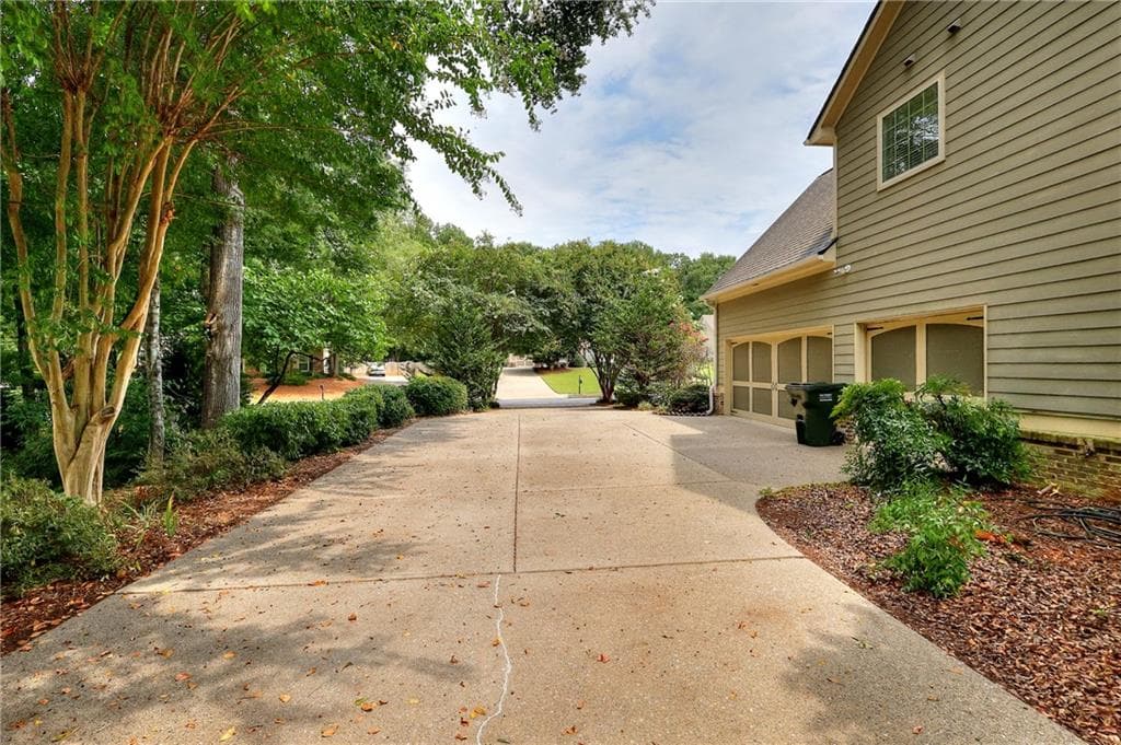 5 bedroom, 3 bathroom, 2,848 sq ft single family residence under contract at 1718 Lakeland Lane, Monroe, GA 30656 — photo 9