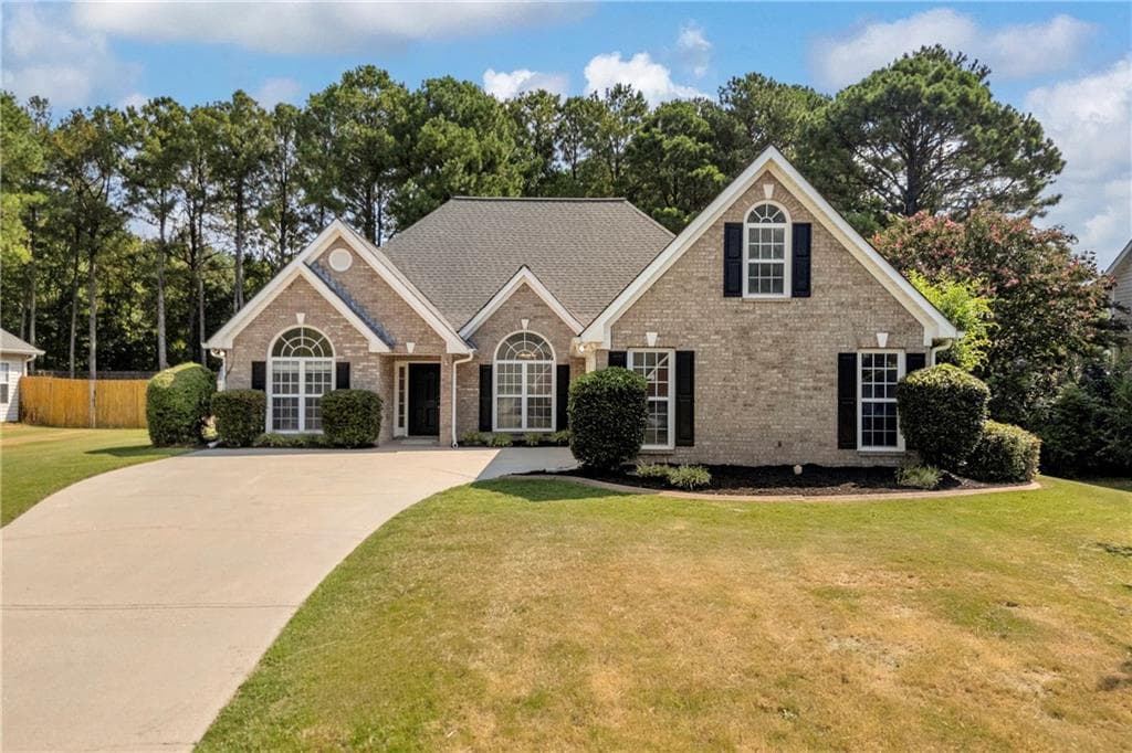 3 bedroom, 2 bathroom, 2,112 sq ft single family residence under contract at 2920 Meadow Gate Way, Loganville, GA 30052