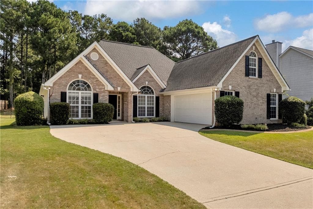 3 bedroom, 2 bathroom, 2,112 sq ft single family residence under contract at 2920 Meadow Gate Way, Loganville, GA 30052 — photo 2