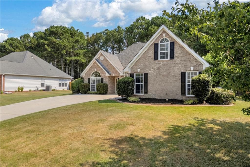 3 bedroom, 2 bathroom, 2,112 sq ft single family residence under contract at 2920 Meadow Gate Way, Loganville, GA 30052 — photo 3