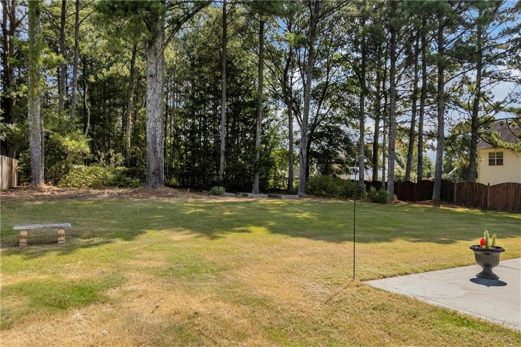 3 bedroom, 2 bathroom, 2,112 sq ft single family residence under contract at 2920 Meadow Gate Way, Loganville, GA 30052 — photo 5