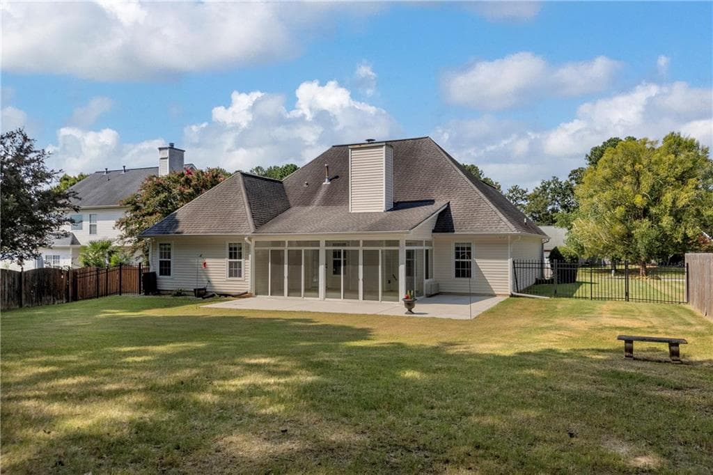 3 bedroom, 2 bathroom, 2,112 sq ft single family residence under contract at 2920 Meadow Gate Way, Loganville, GA 30052 — photo 6