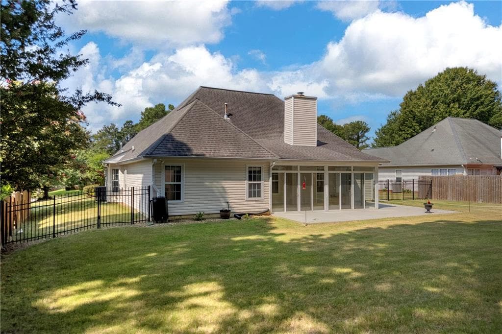 3 bedroom, 2 bathroom, 2,112 sq ft single family residence under contract at 2920 Meadow Gate Way, Loganville, GA 30052 — photo 8