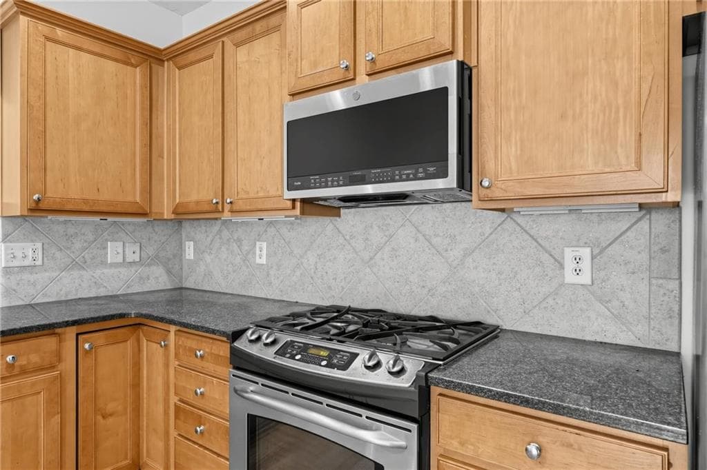 2 bedroom, 2 bathroom, 1,565 sq ft single family residence under contract at 6339 Black Rock Ln, Hoschton, GA 30548 — photo 10