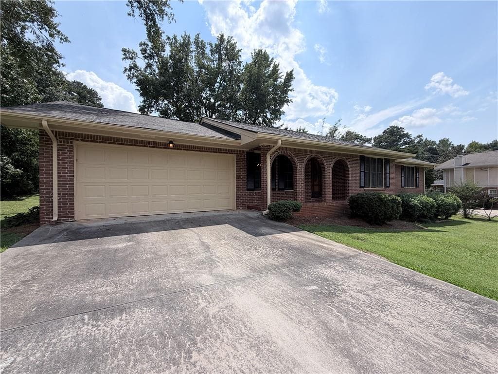3 bedroom, 2 bathroom, 1,706 sq ft single family residence for sale at 2305 Village Drive, Covington, GA 30016 — photo 3