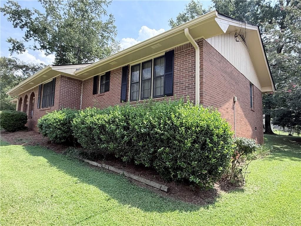 3 bedroom, 2 bathroom, 1,706 sq ft single family residence for sale at 2305 Village Drive, Covington, GA 30016 — photo 4