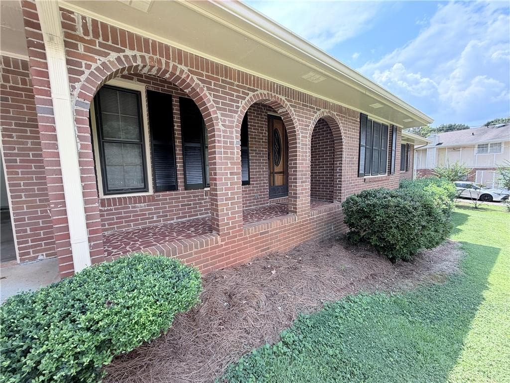 3 bedroom, 2 bathroom, 1,706 sq ft single family residence for sale at 2305 Village Drive, Covington, GA 30016 — photo 5