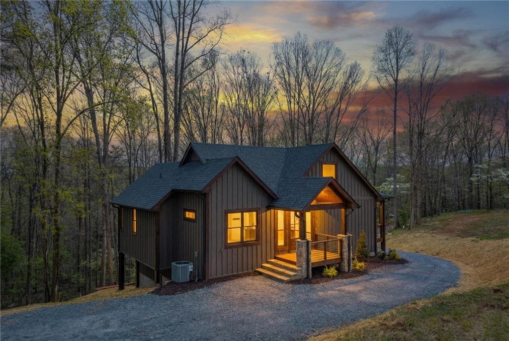 3 bedroom, 3 bathroom, 2,500 sq ft single family residence for sale at 1038 BLUEBIRD Road, Mineral Bluff, GA 30559 — photo 5