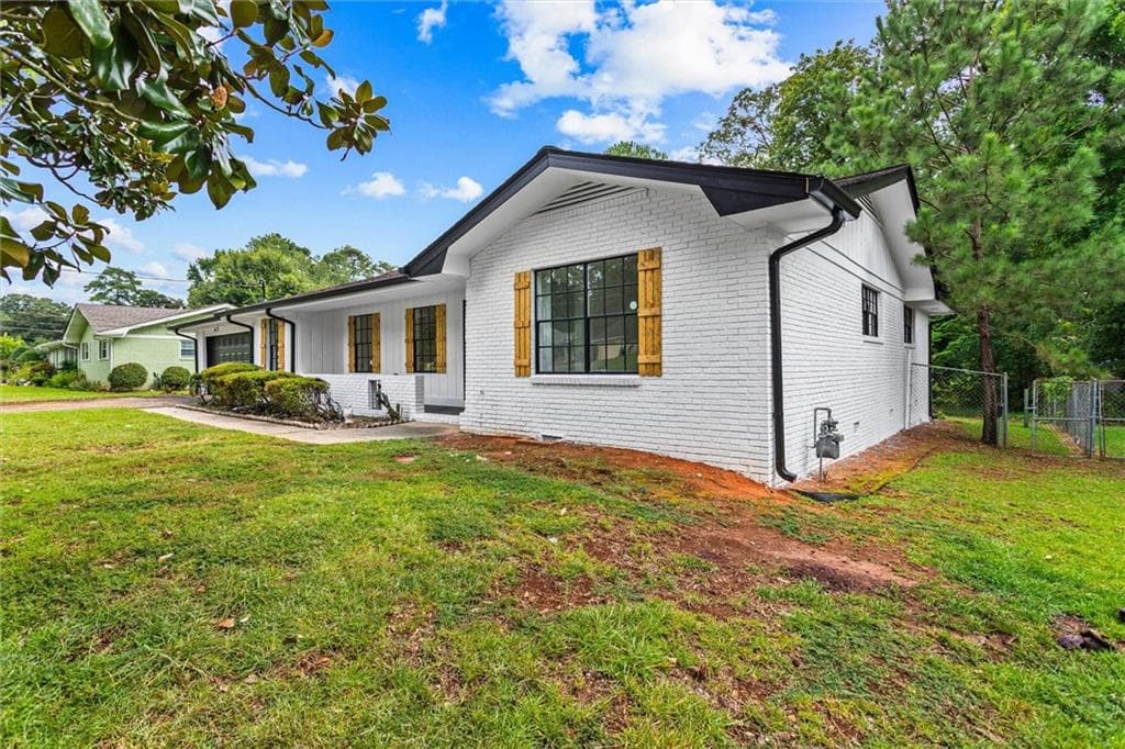 3 bedroom, 2 bathroom, 1,556 sq ft single family residence under contract at 4607 Bexley Dr, Stone Mountain, GA 30083 — photo 2