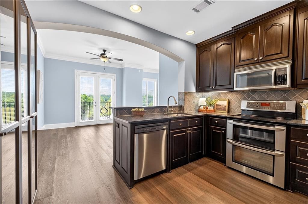 2 bedroom, 2 bathroom, 1,218 sq ft condominium for sale at 2277 Peachtree Road 610, Atlanta, GA 30309 — photo 4