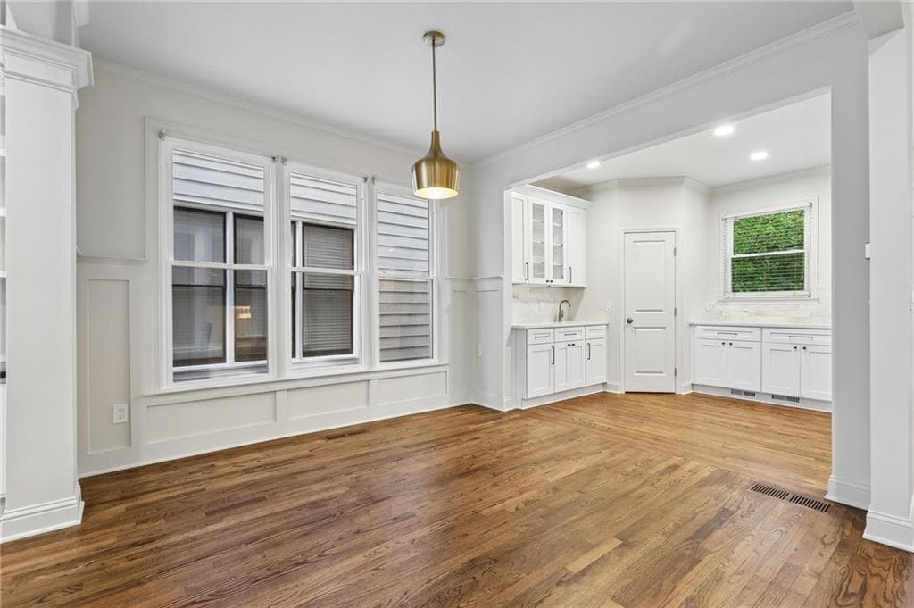 4 bedroom, 4 bathroom, 2,202 sq ft single family residence for sale at 2237 Parkview Court, Atlanta, GA 30318 — photo 4