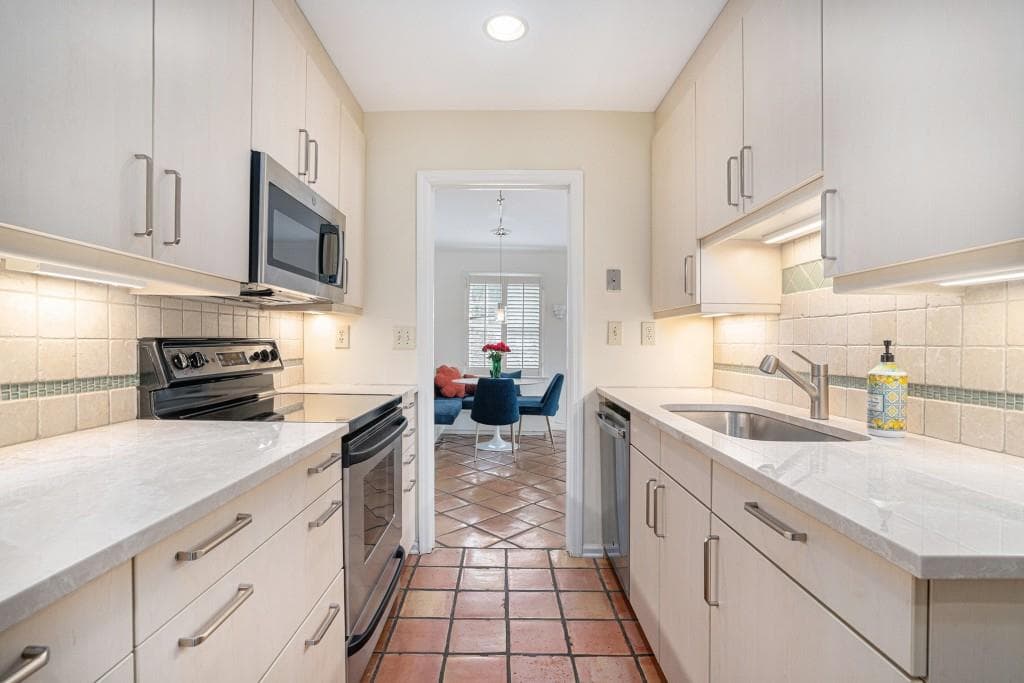 2 bedroom, 3 bathroom, 1,860 sq ft condominium for sale at 1434 Hampton Glen Court, Decatur, GA 30033 — photo 4