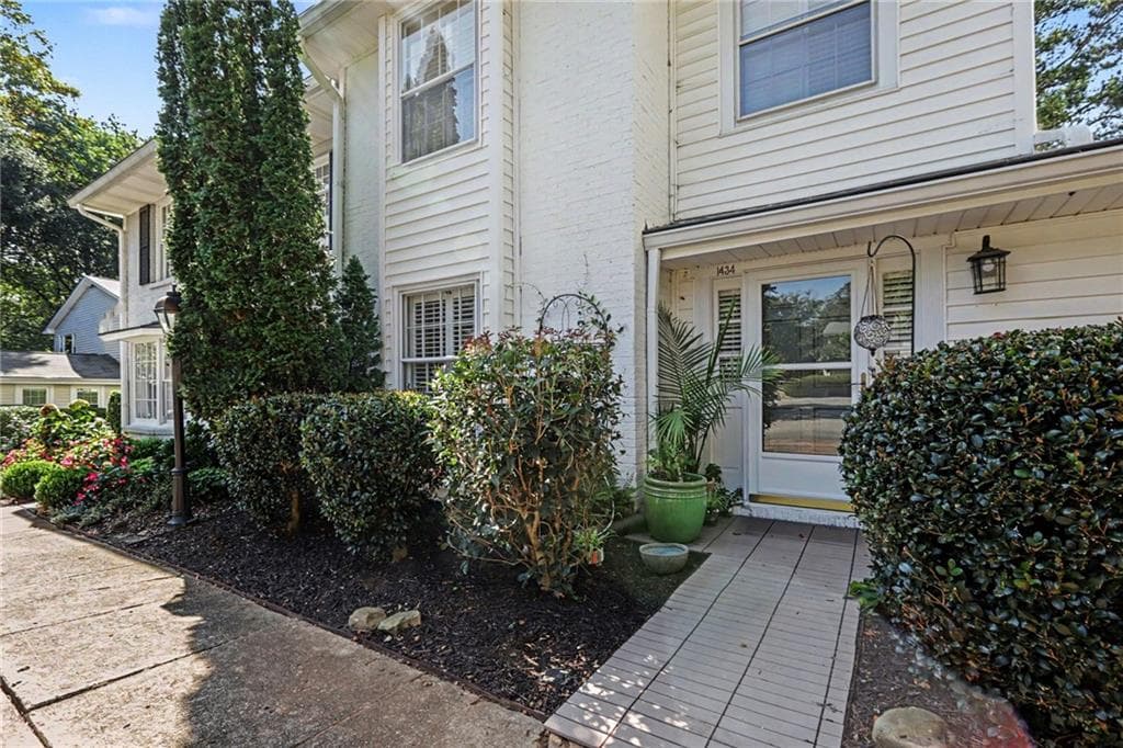2 bedroom, 3 bathroom, 1,860 sq ft condominium for sale at 1434 Hampton Glen Court, Decatur, GA 30033 — photo 2