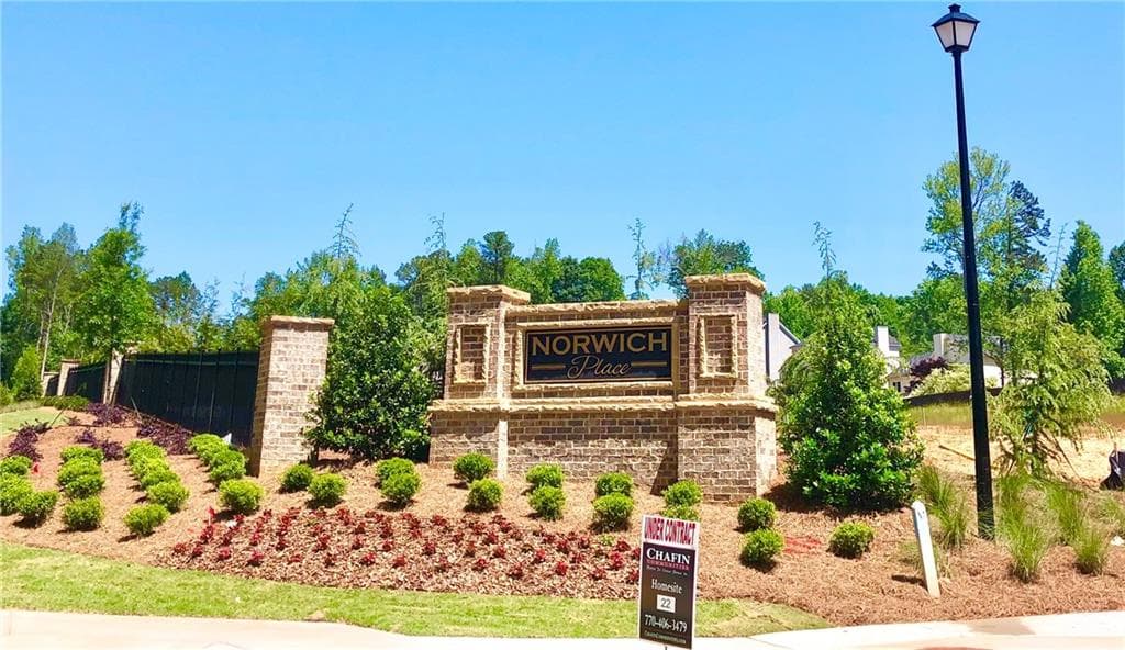 3 bedroom, 3 bathroom, 1,928 sq ft townhouse for sale at 2560 Norwich Trace, Snellville, GA 30078 — photo 2