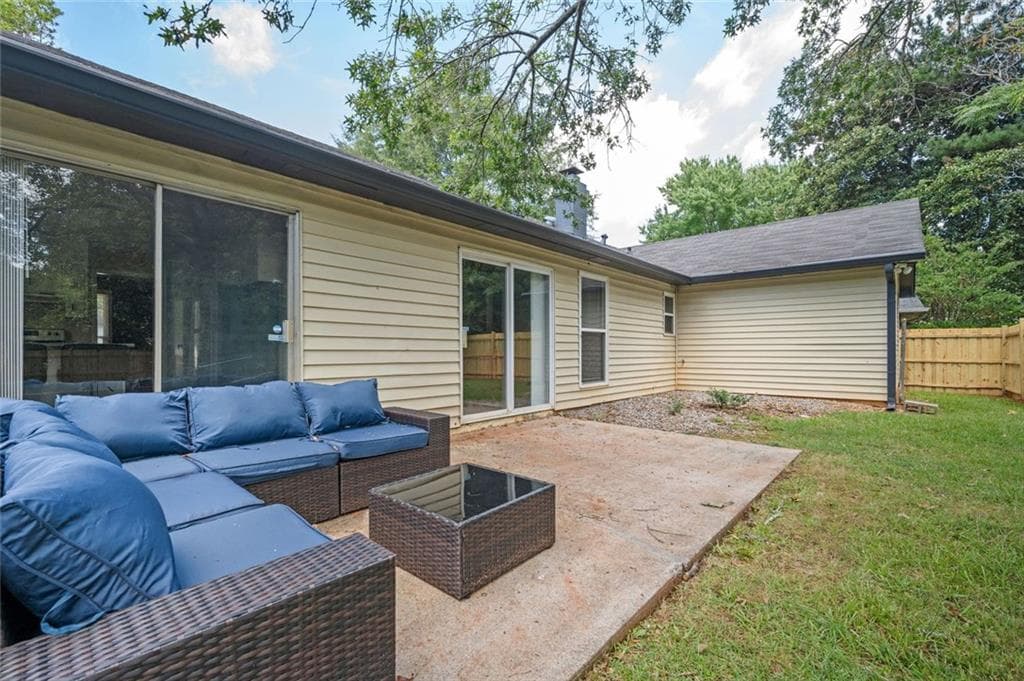 4 bedroom, 3 bathroom, 1,788 sq ft single family residence under contract at 1130 Mannbrook Drive, Stone Mountain, GA 30083 — photo 6
