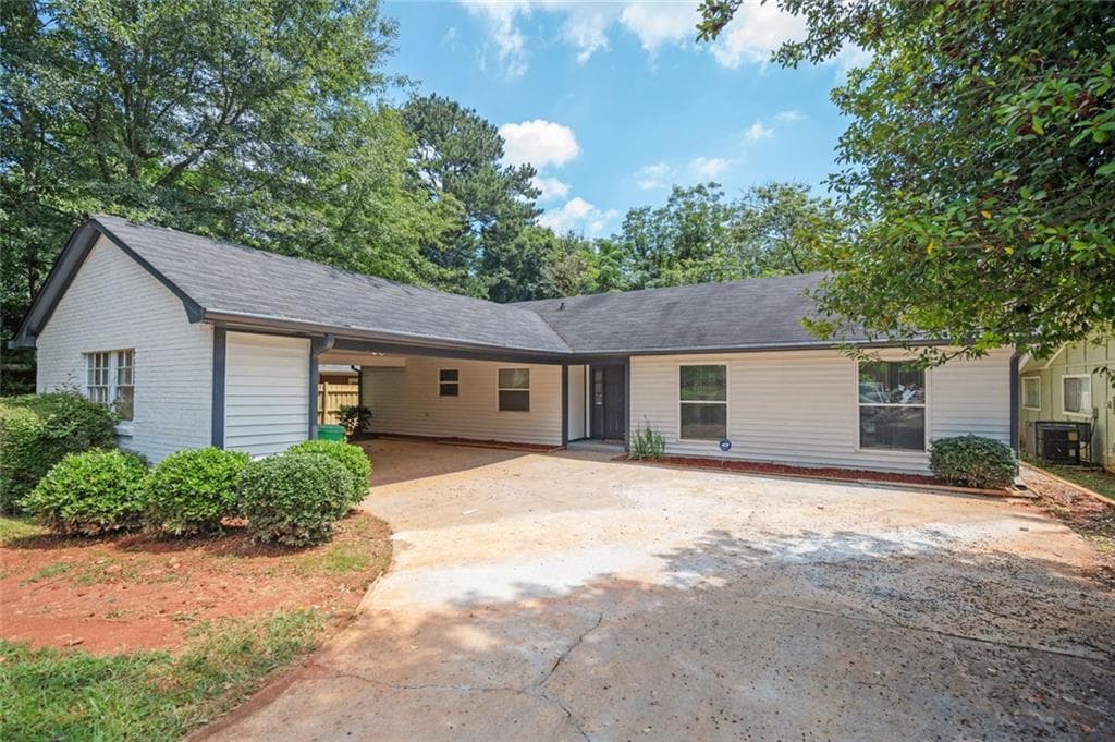 4 bedroom, 3 bathroom, 1,788 sq ft single family residence under contract at 1130 Mannbrook Drive, Stone Mountain, GA 30083 — photo 9