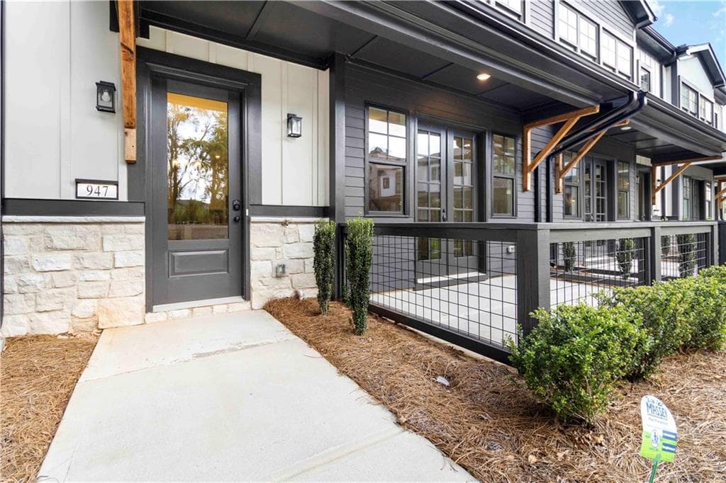 3 bedroom, 3 bathroom, 1,961 sq ft townhouse for sale at 947 Willingham Drive 2, Hapeville, GA 30354 — photo 2