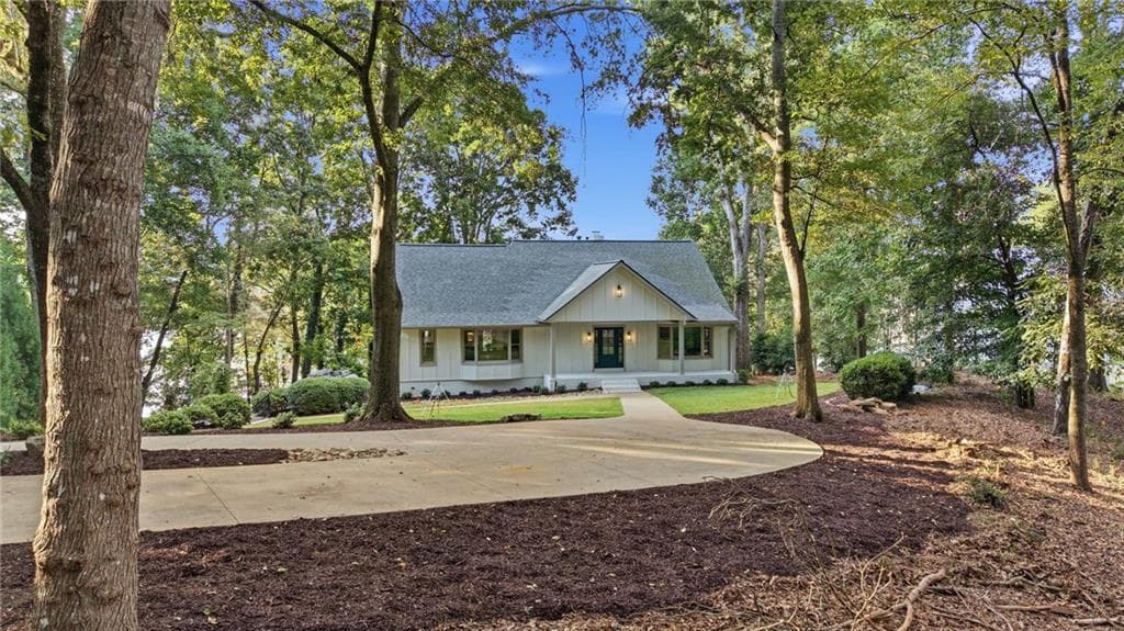 4 bedroom, 5 bathroom, 4,280 sq ft single family residence for sale at 2585 Bridgewater Circle, Gainesville, GA 30506 — photo 2
