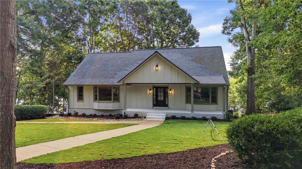 4 bedroom, 5 bathroom, 4,280 sq ft single family residence for sale at 2585 Bridgewater Circle, Gainesville, GA 30506 — photo 3