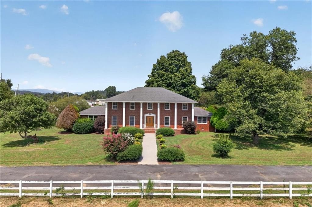 4 bedroom, 4 bathroom, 3,936 sq ft single family residence for sale at 195 River Street, Ellijay, GA 30540 — photo 4