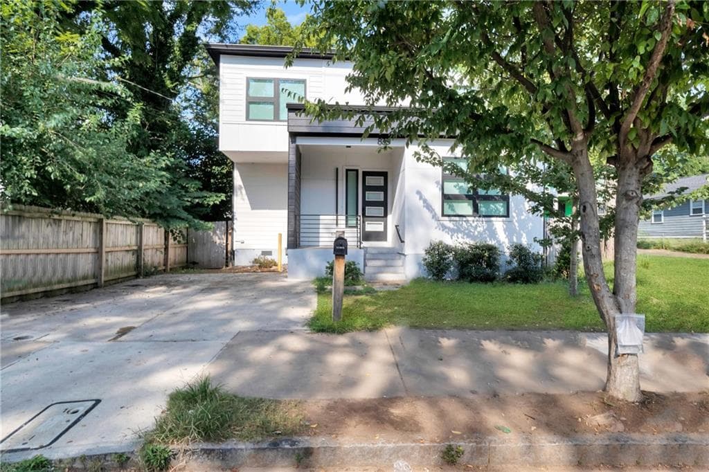 4 bedroom, 3 bathroom, 2,475 sq ft single family residence for sale at 833 Humphries Street, Atlanta, GA 30310 — photo 2