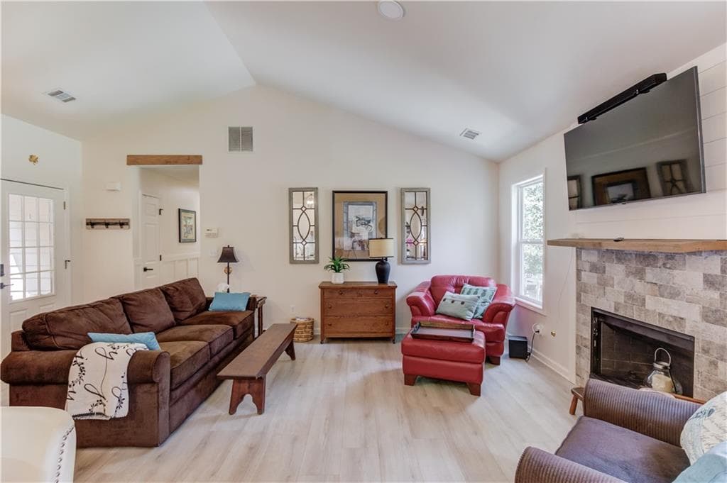 3 bedroom, 2 bathroom, 1,272 sq ft single family residence under contract at 1023 Laurel Green Lane, Sugar Hill, GA 30518 — photo 3