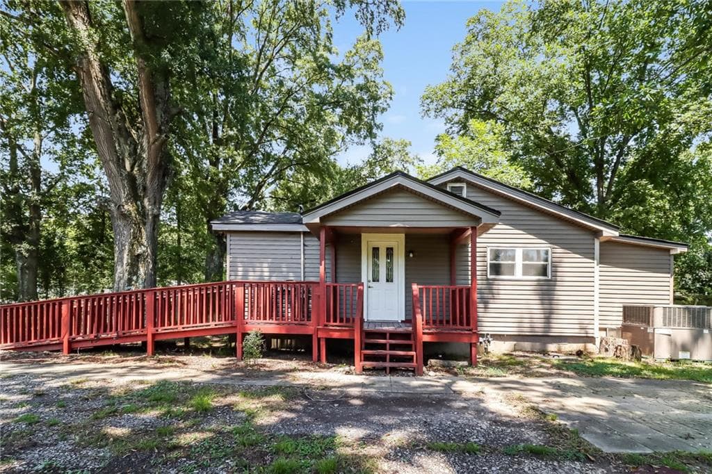 2 bedroom, 1 bathroom, 1,003 sq ft single family residence for sale at 2430 Us-41, Calhoun, GA 30701