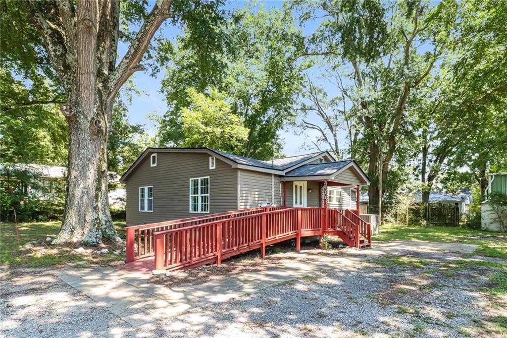 2 bedroom, 1 bathroom, 1,003 sq ft single family residence for sale at 2430 Us-41, Calhoun, GA 30701 — photo 2
