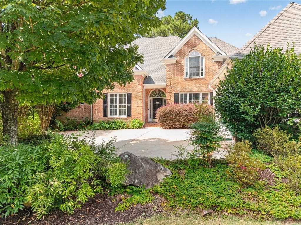 6 bedroom, 5 bathroom, 5,661 sq ft single family residence under contract at 640 Garden Wilde Place, Roswell, GA 30075 — photo 2