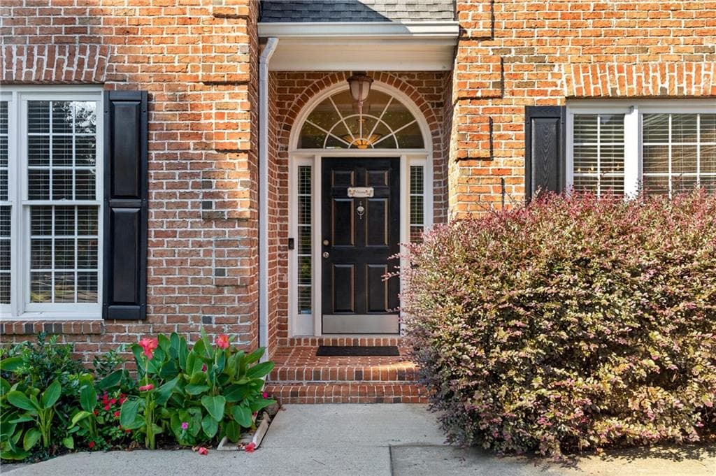 6 bedroom, 5 bathroom, 5,661 sq ft single family residence under contract at 640 Garden Wilde Place, Roswell, GA 30075 — photo 4