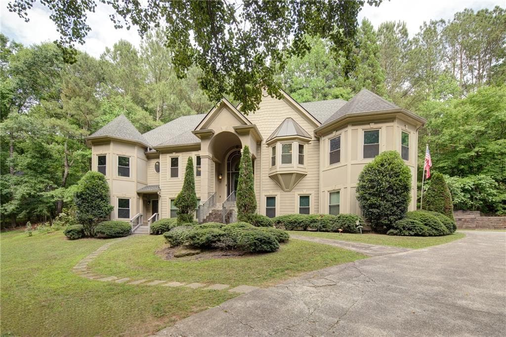 5 bedroom, 3 bathroom, 5,116 sq ft single family residence for sale at 2535 Ashford Drive, Cumming, GA 30041 — photo 3