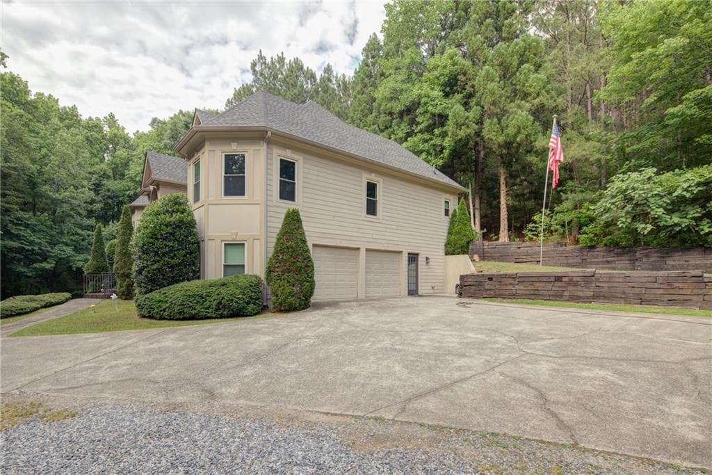 5 bedroom, 3 bathroom, 5,116 sq ft single family residence for sale at 2535 Ashford Drive, Cumming, GA 30041 — photo 4