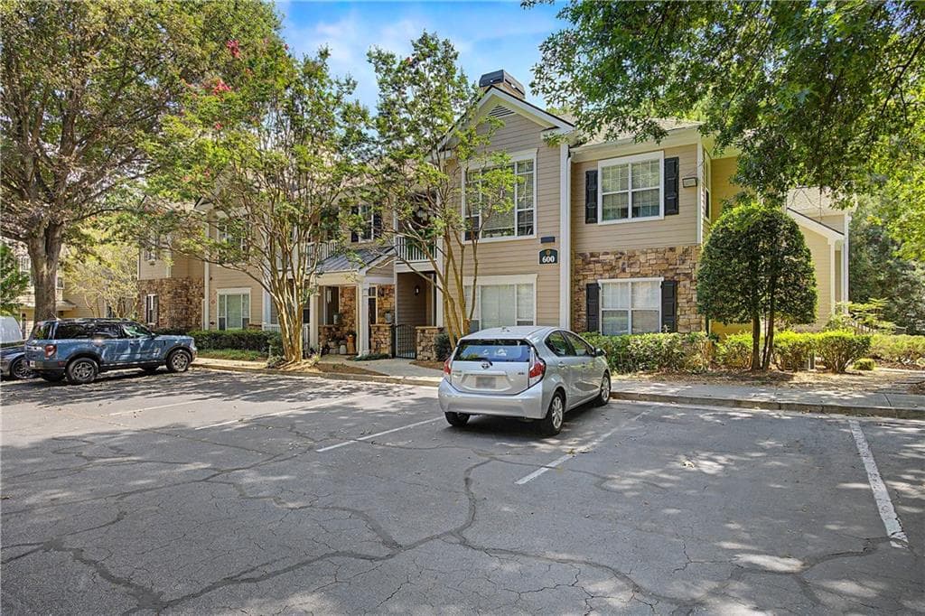 2 bedroom, 2 bathroom, 1,434 sq ft condominium for sale at 2400 Cumberland Parkway 622, Atlanta, GA 30339 — photo 1 of 21