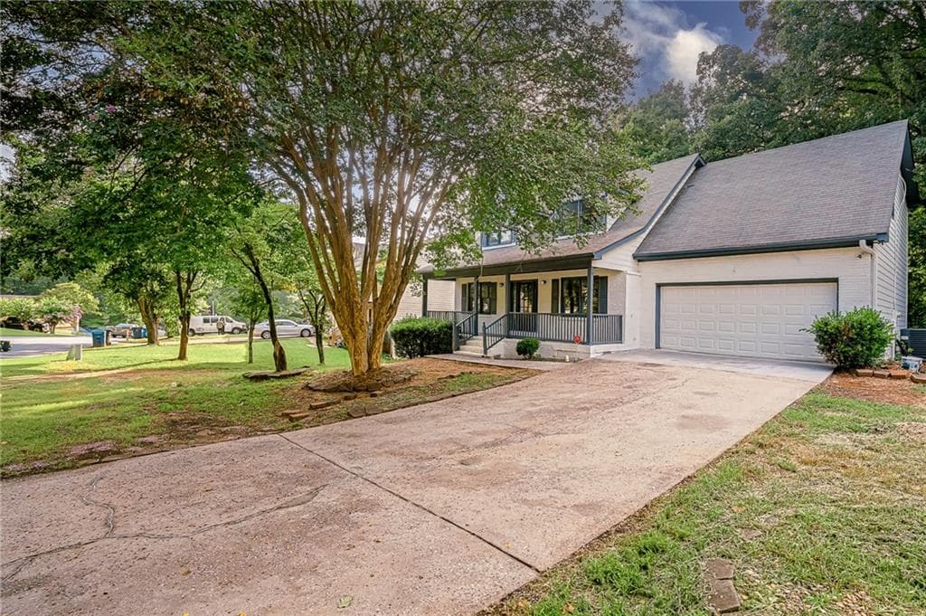 5 bedroom, 4 bathroom, 2,720 sq ft single family residence for sale at 2021 Hunters Cove Dr, Lawrenceville, GA 30044 — photo 2