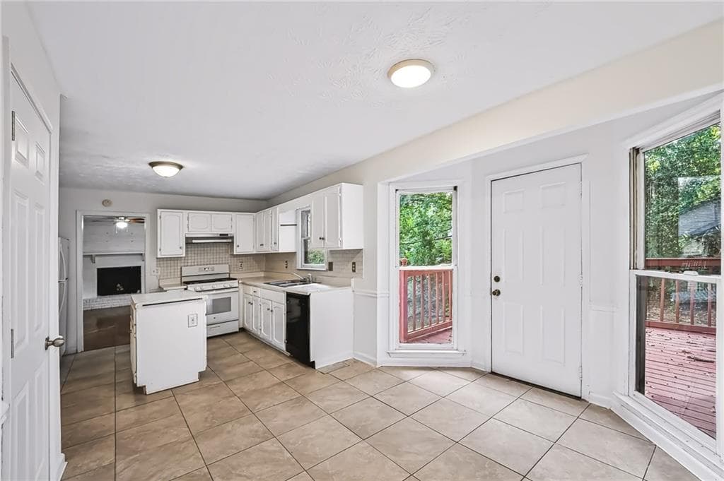 5 bedroom, 4 bathroom, 2,720 sq ft single family residence for sale at 2021 Hunters Cove Dr, Lawrenceville, GA 30044 — photo 9