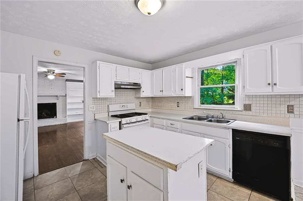 5 bedroom, 4 bathroom, 2,720 sq ft single family residence for sale at 2021 Hunters Cove Dr, Lawrenceville, GA 30044 — photo 10