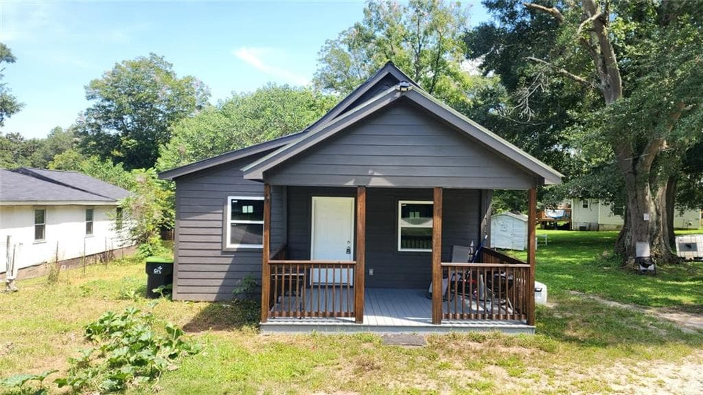 3 bedroom, 2 bathroom, 906 sq ft single family residence for sale at 2 Smith Road, Newnan, GA 30263 — photo 1 of 17