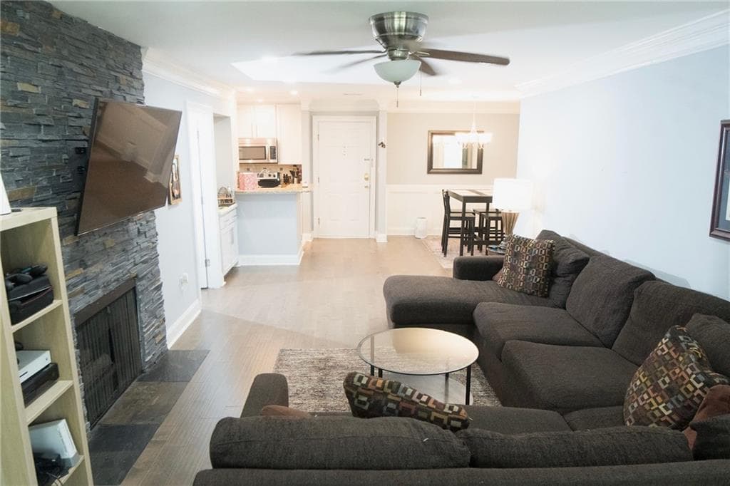 2 bedroom, 2 bathroom, 1,249 sq ft condominium for sale at 2102 Pine Heights Drive, Atlanta, GA 30324 — photo 3